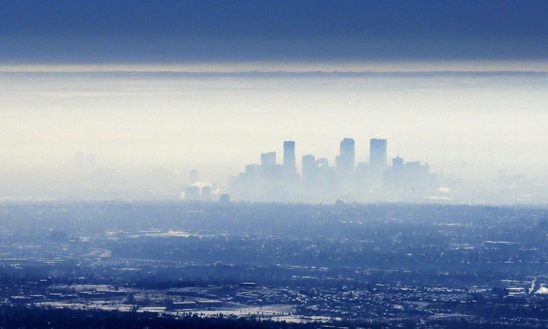 © Reuters. A band of fog envelops downtown Denver