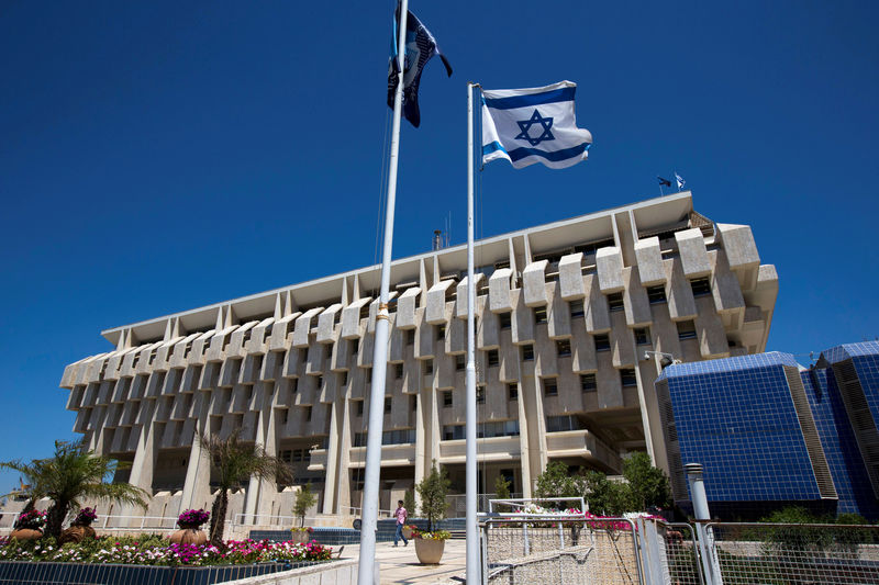 © Reuters. FILE PHOTO: An Israeli flag flutters outside the Bank of Israel building in Jerusalem
