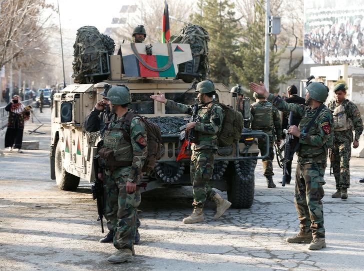 © Reuters. Militares afegãos se posicionam do lado de fora de hospital alvo de ataque em Cabul