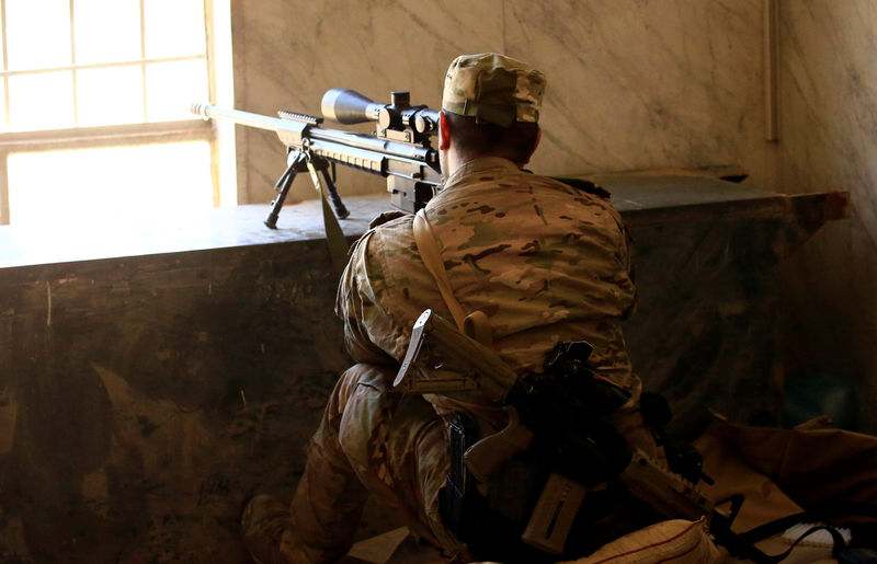 © Reuters. Atirador de elite das forças do Iraque toma posição durante batalha contra militantes do Estado Islâmico em Mosul