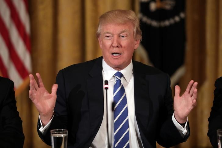 © Reuters. U.S. President Donald Trump attends a meeting with U.S. House Deputy Whip team at the  East room of the White House in Washington, U.S.