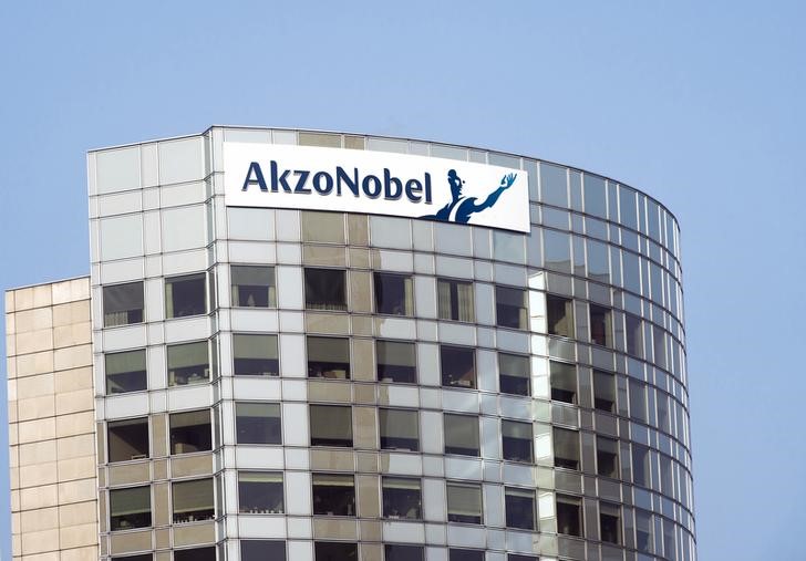 © Reuters. LE NÉERLANDAIS AKZO NOBEL ENVISAGERAIT UNE VENTE OU UNE FUSION