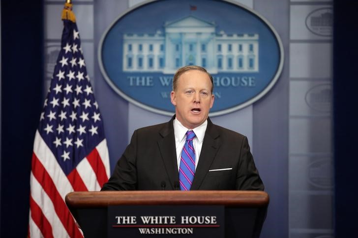 © Reuters. White House Press Secretary Sean Spicer holds the daily press briefing at the White House in Washington