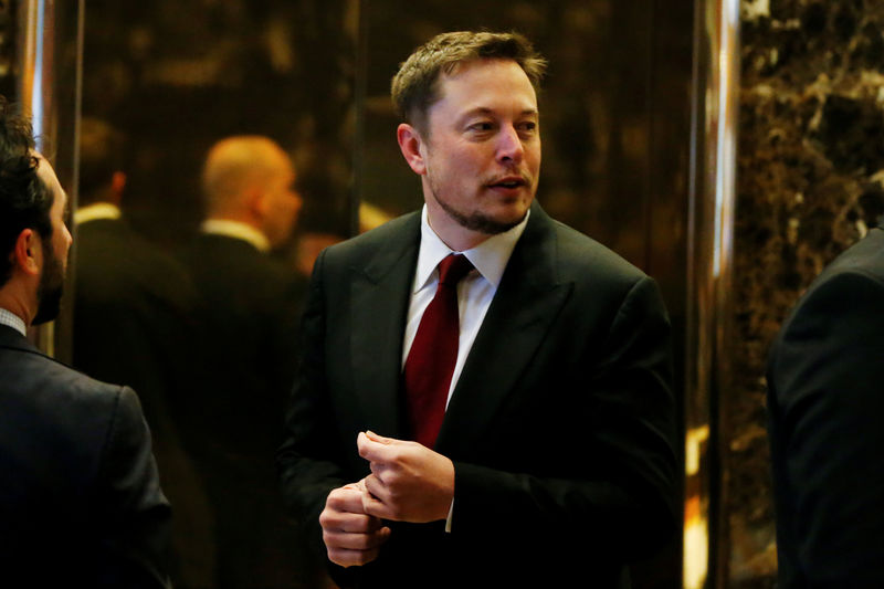 © Reuters. FILE PHOTO: Tesla Chief Executive, Elon Musk enters the lobby of Trump Tower in Manhattan, New York