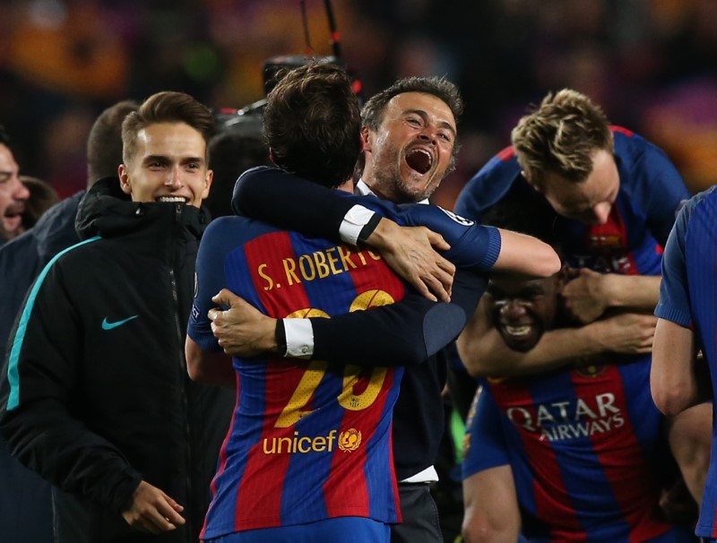 © Reuters. Barcelona coach Luis Enrique and Sergi Roberto celebrate after the game