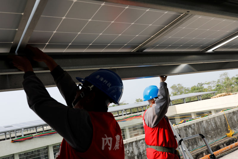 © Reuters. Prisoners place solar panels on the roof of Pingtung Prison in Pingtung, Taiwan