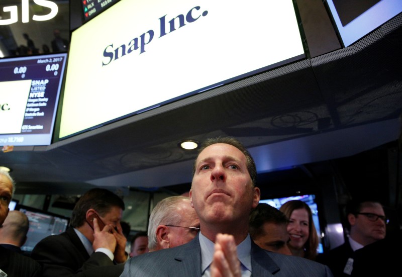 © Reuters. Specialist Trader Glen Carell gives a price for Snap Inc. during the company's IPO on the floor of the NYSE