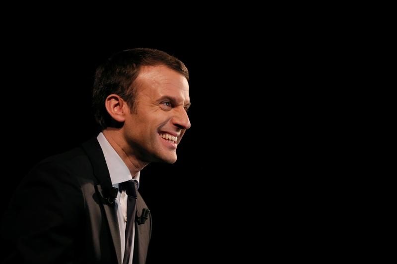 © Reuters. استطلاع: ماكرون سيتفوق على لوبان في الجولة الأولى لانتخابات الرئاسة الفرنسية