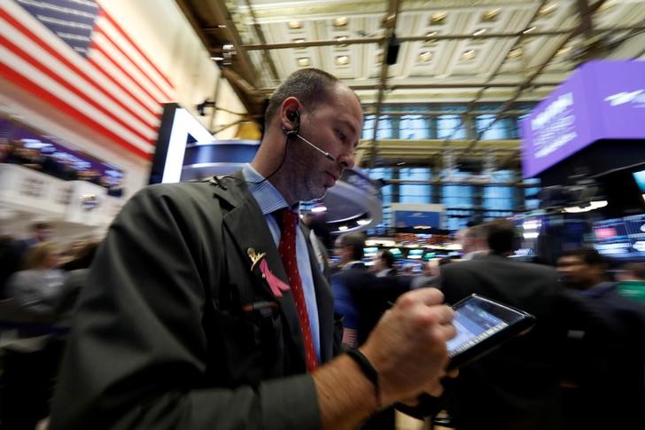 © Reuters. A trader works on the floor of the NYSE