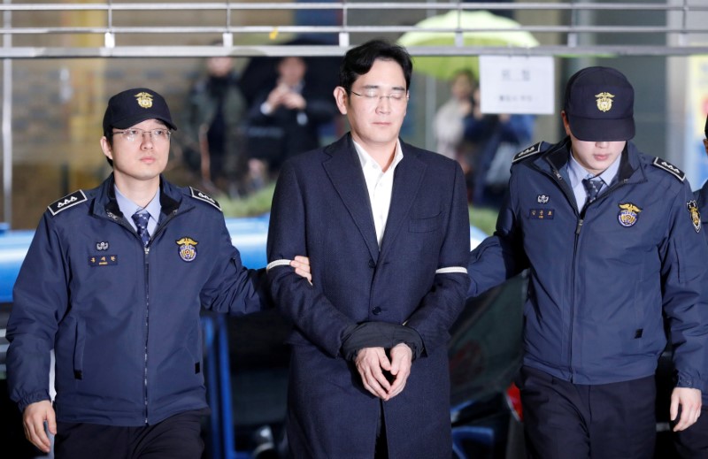 © Reuters. FILE PHOTO - Samsung Group chief, Jay Y. Lee arrives at the office of the independent counsel team in Seoul