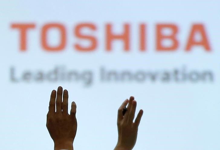 © Reuters. FILE PHOTO -  Reporters raise their hands for a question during a news conference by Toshiba Corp CEO Satoshi Tsunakawa and other senior sompany officials at the company's headquarters in Tokyo, Japan