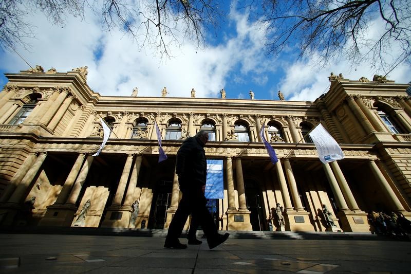 © Reuters. LES BOURSES EUROPÉENNES EN BAISSE A L'OUVERTURE