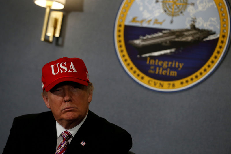 © Reuters. FILE PHOTO: Trump gets a briefing before he tours the pre-commissioned U.S. Navy aircraft carrier Gerald R. Ford in Newport News, Virginia