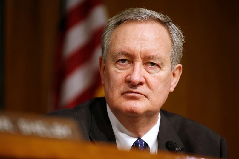 © Reuters. Chairman of the Senate Banking, Housing, and Urban Affairs Committee Mike Crapo (R-ID) hearing listens to testimony from Federal Reserve Chairman Janet Yellen on Capitol Hill in Washington