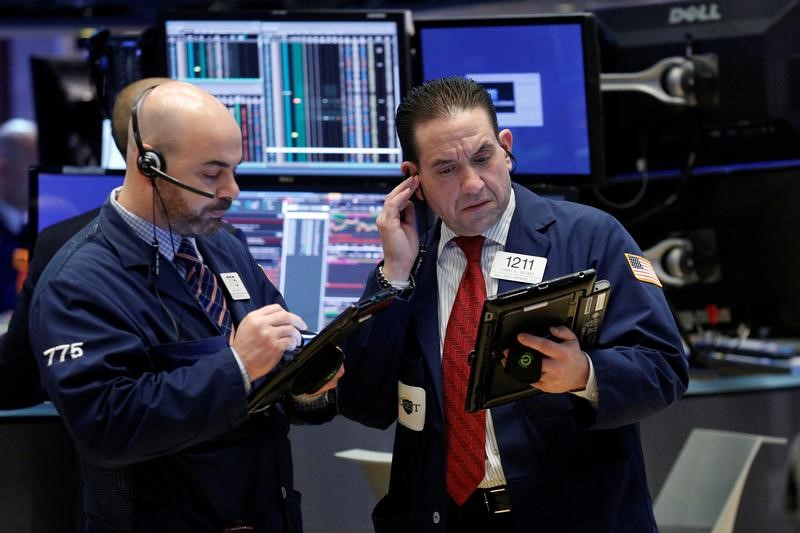 © Reuters. Traders work on the floor of the NYSE