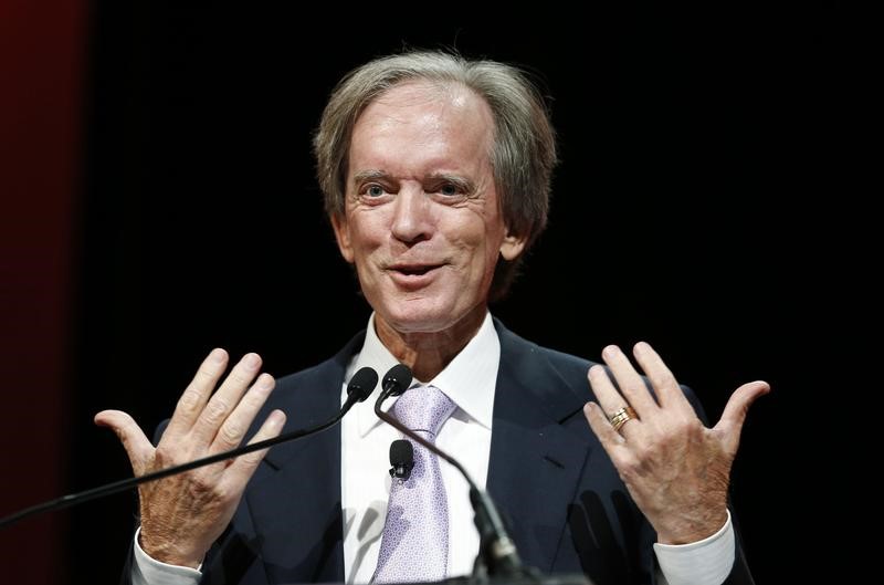 © Reuters. FILE PHOTO: Bill Gross speaks at the Morningstar Investment Conference in Chicago