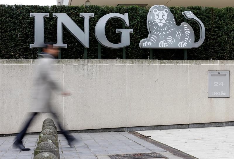 © Reuters. A pedestrian walks past the logo of ING bank by the group's main office in Brussels