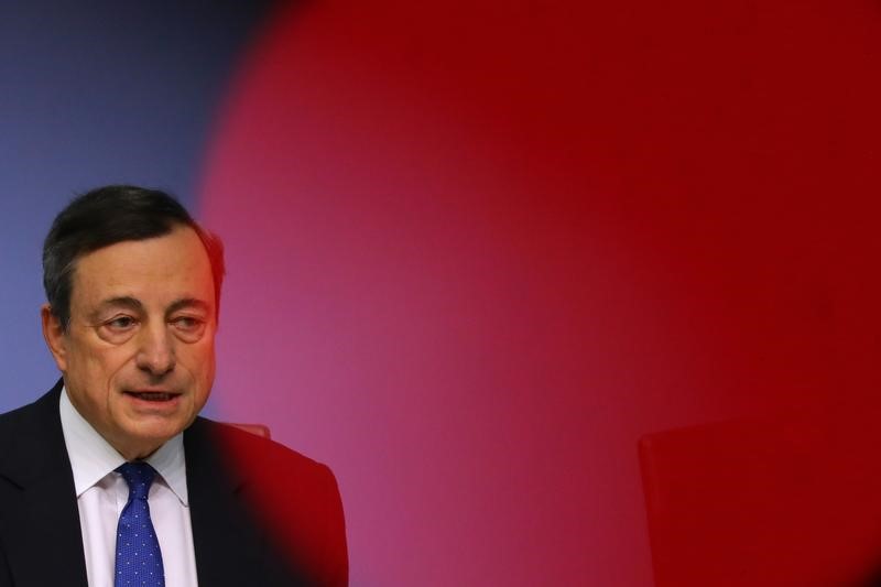 © Reuters. Draghi se mantiene firme en los estímulos del BCE pese al alza de la inflación