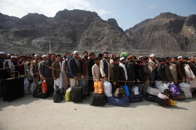 © Reuters. باكستان تغلق الحدود مع أفغانستان لأجل غير مسمى مع تصاعد التوتر