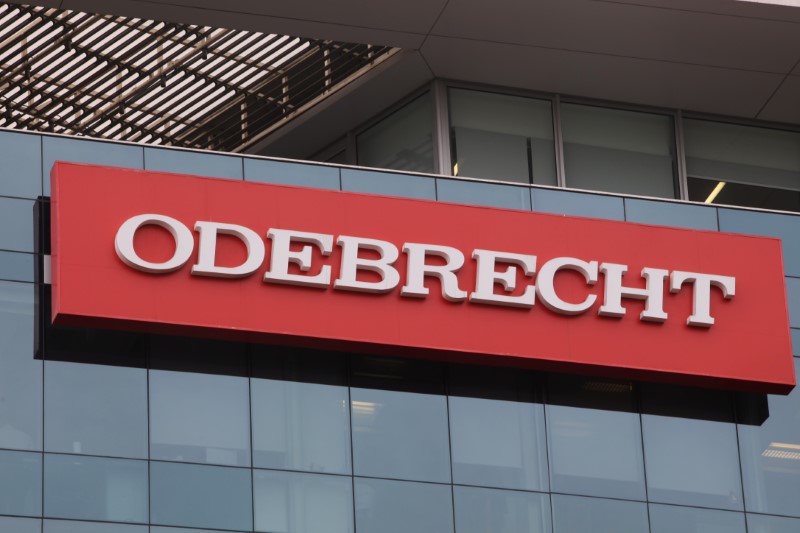 © Reuters. Logo da Odebrecht em prédio da empresa em Lima