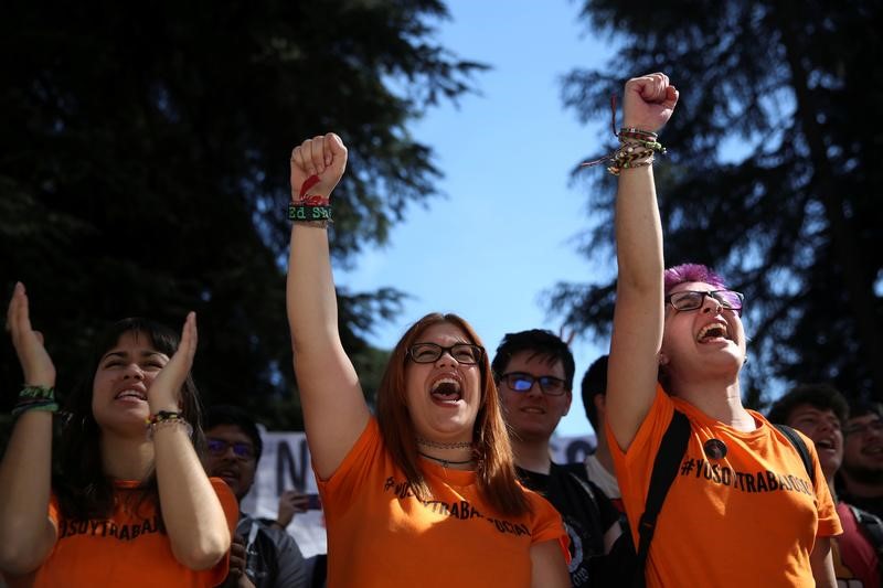 © Reuters. Nuevo paro en la enseñanza pública española contra la política educativa