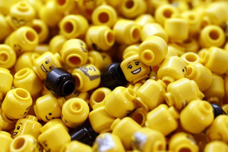 © Reuters. LEGO LORGNE LA CHINE ET COMPTE SUR SES ROBOTS POUR GRANDIR