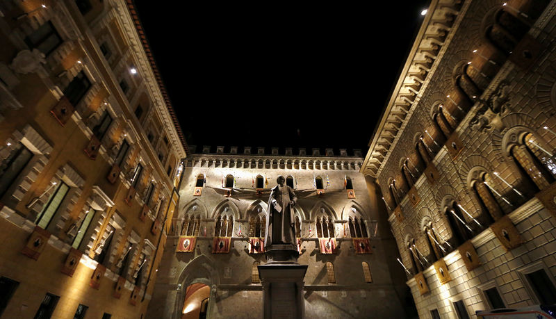 © Reuters. FILE PHOTO:  The Monte dei Paschi bank headquarters is pictured in Siena