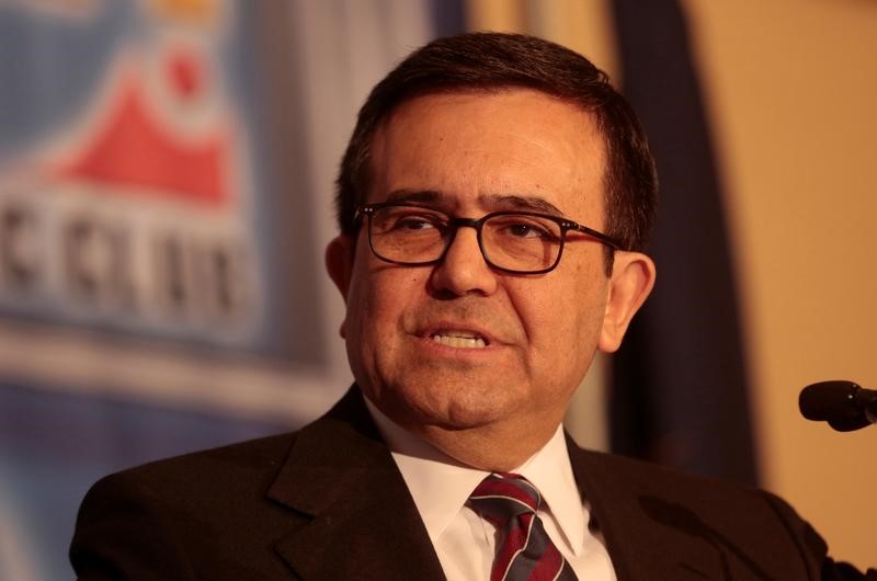 © Reuters. Ildefonso Guajardo Villarreal, Mexico's Economy Minister, addresses the Detroit Economic Club in Detroit