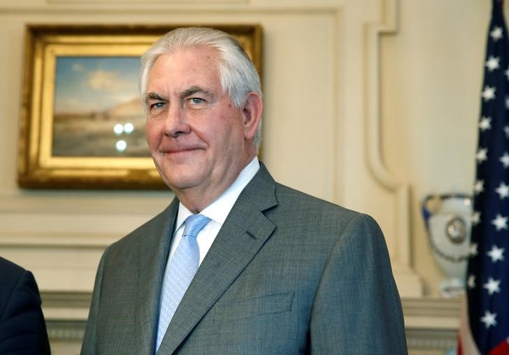 © Reuters. U.S. Secretary of State Rex Tillerson stands during a meeting with Ukrainian Foreign Minister Pavlo Klimkin at the State Department in Washington