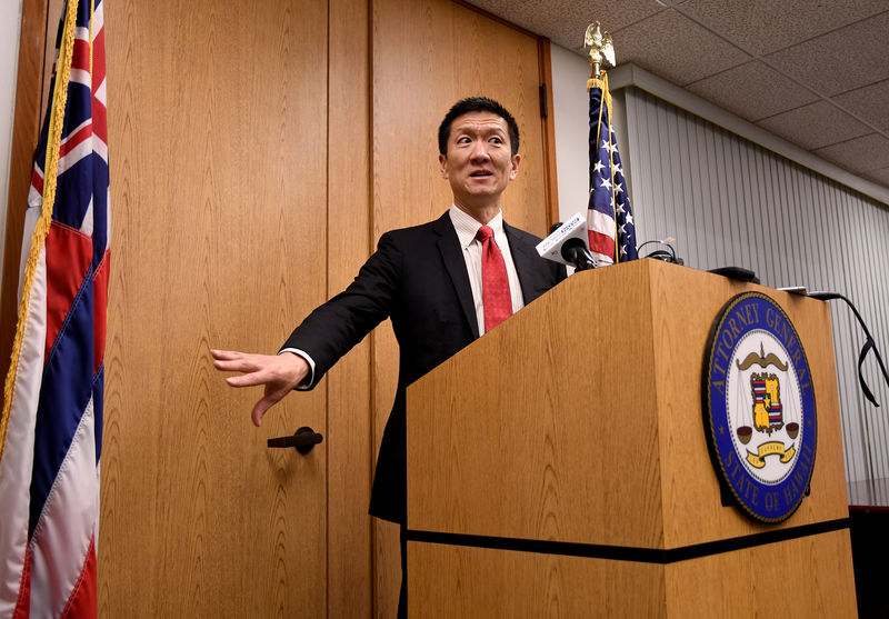 © Reuters. Hawaii Attorney General Douglas Chin speaks at a press conference after filing an amended lawsuit against President Donald Trump's new travel ban in Honolulu, Hawaii.