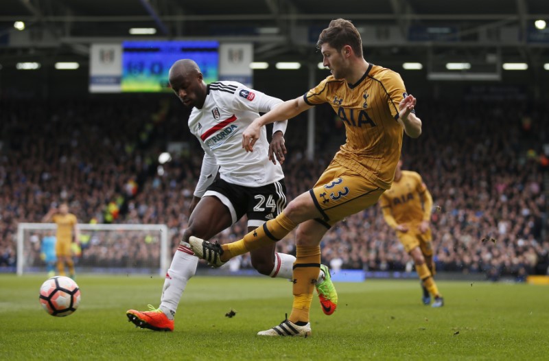 © Reuters. Tottenham's Ben Davies in action with Fulham's Sone Aluko