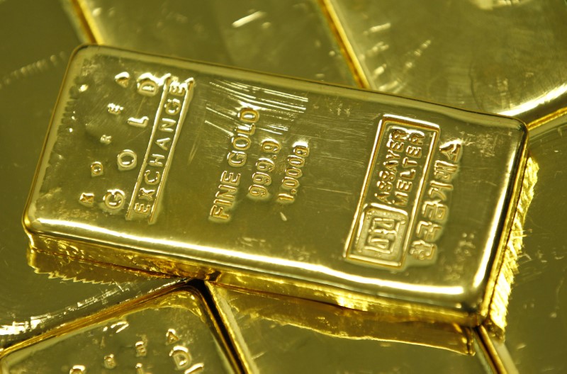 © Reuters. One kilogram gold bars are seen in this picture illustration taken at the Korea Gold Exchange in Seoul