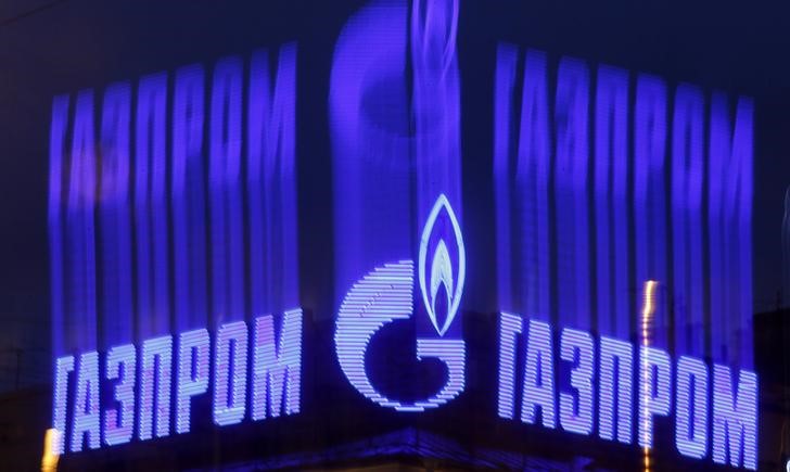 © Reuters. Реклама Газпрома на крыше здания в Санкт-Петербурге