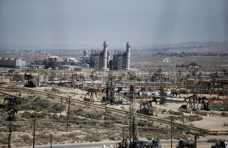 © Reuters. Нефтяное месторождение Мидуэй-Сансет в Калифорнии
