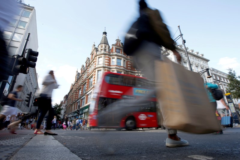 © Reuters. FILE PHOTO: Shoppers crossing the road in Oxford Street, in London