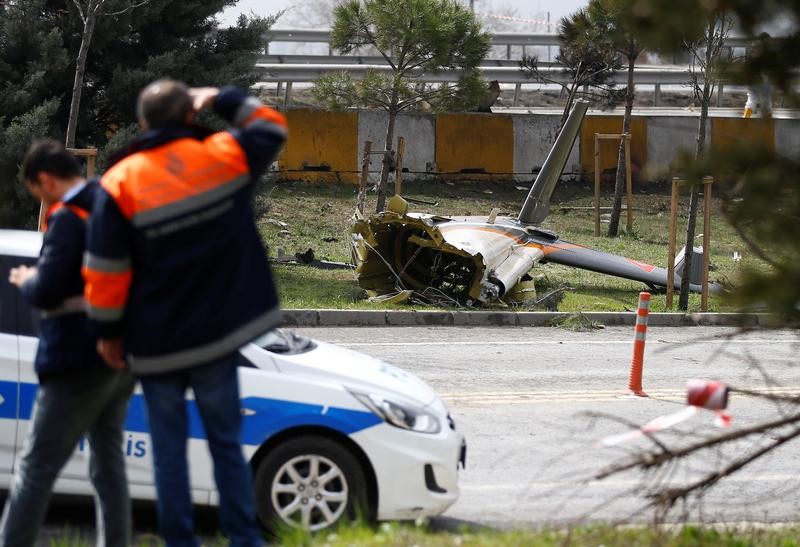 © Reuters. إعلام: مقتل خمسة في تحطم هليكوبتر تقل رجال أعمال في اسطنبول