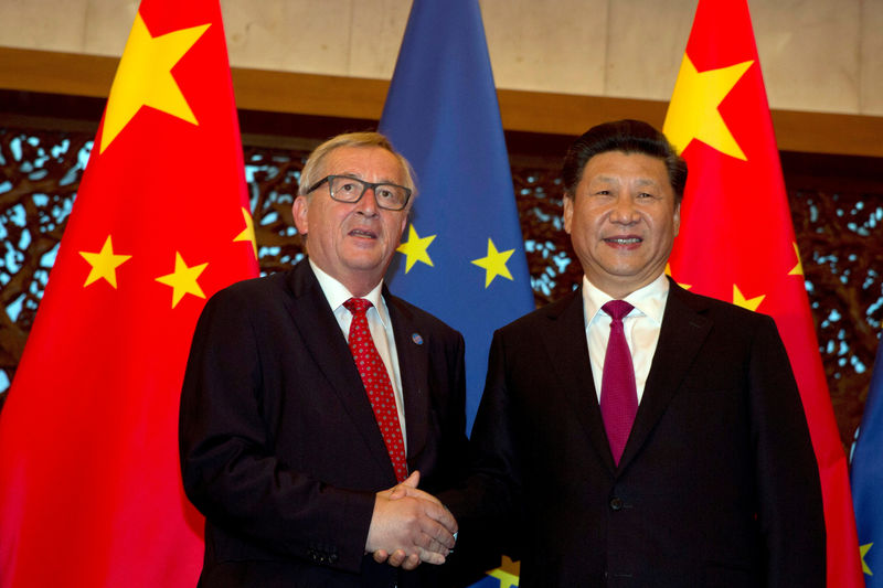 © Reuters. FILE PHOTO: European Commission President Juncker and Chinese President Xi shake hands in Beijing