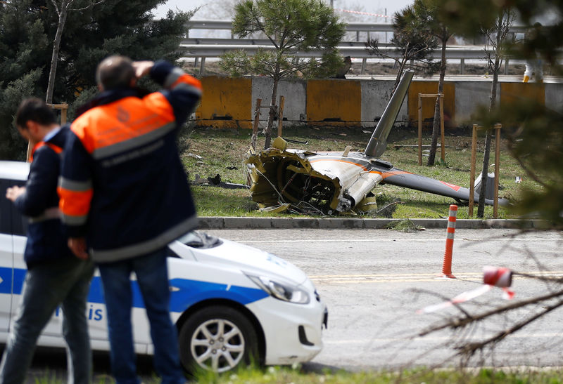 © Reuters. Cinco muertos al estrellarse un helicóptero con ejecutivos en Estambul