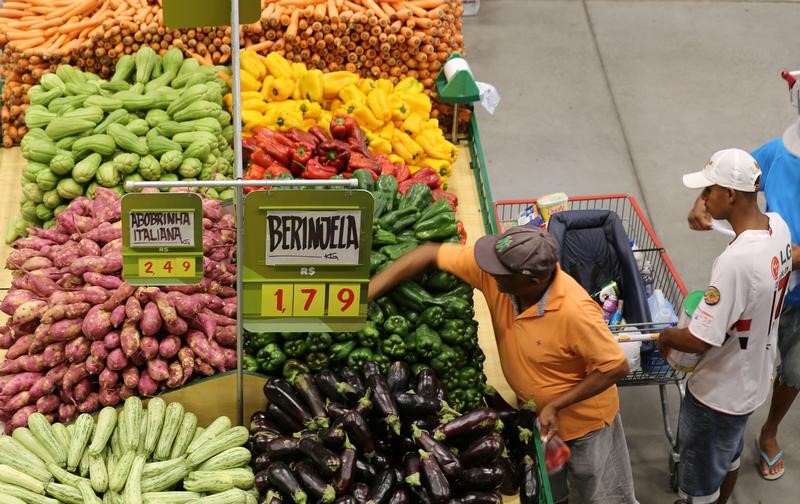 © Reuters. Consumidores em mercado de São Paulo