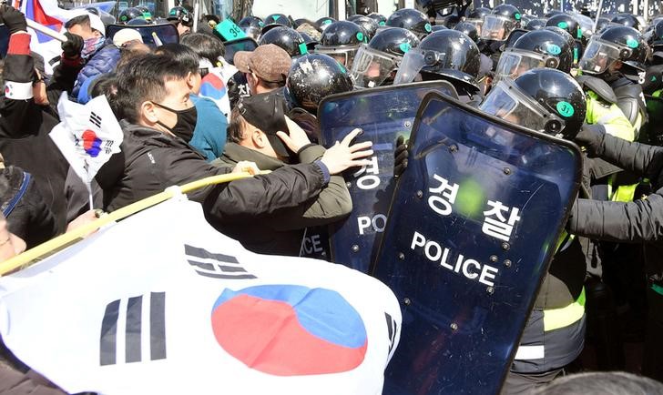 © Reuters. Manifestantes em apoio à presidente deposta da Coreia do Sul, Park Geun-hye, entram em confronto com a polícia em Seul