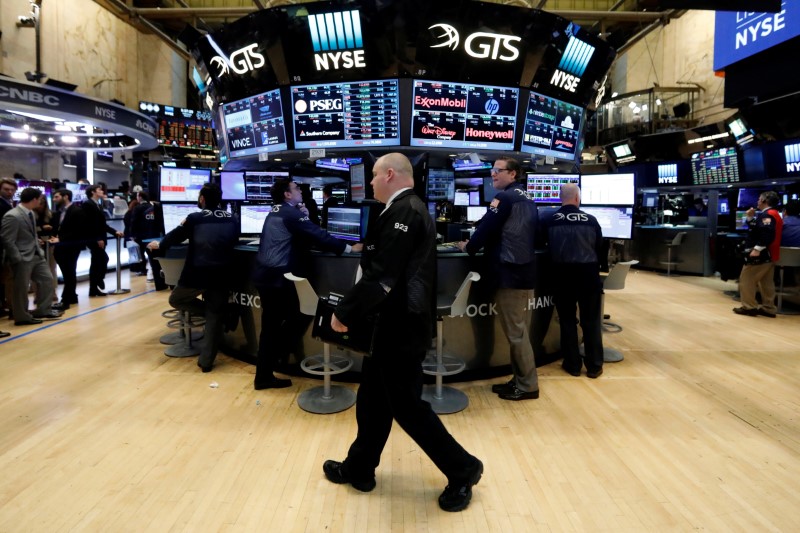 © Reuters. Traders work on the floor of the NYSE