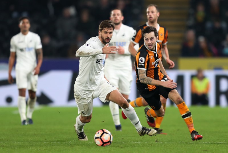 © Reuters. Swansea City's Fernando Llorente in action with Hull City's Ryan Mason