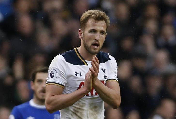 © Reuters. Tottenham's Harry Kane applauds fans as he is substituted