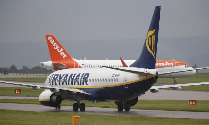 © Reuters. A Ryanair aircraft taxis behind an easyJet aircraft at Manchester Airport in Manchester