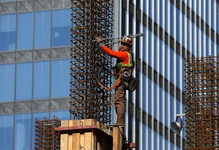 © Reuters. Trabalhador da construção civil em obra de edifício em Los Angeles