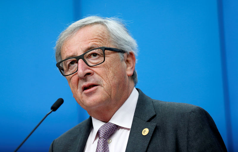 © Reuters. EU Commission President Juncker addresses a news conference during a EU leaders summit in Brussels