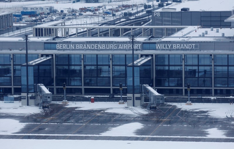 © Reuters. General view shows main terminal of construction site of Berlin Brandenburg international airport Willy Brandt in Schoenefeld