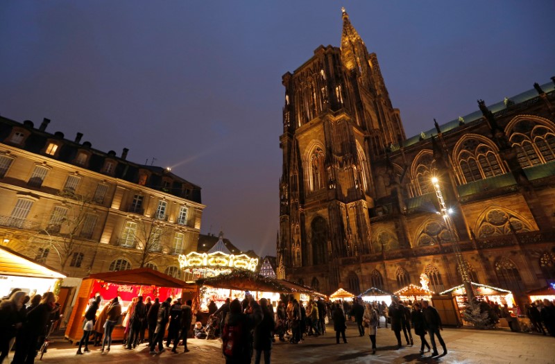 © Reuters. Tourists visit the traditional Christkindelsmaerik (Christ Child market) near Strasbourg's Cathedral in Strasbourg