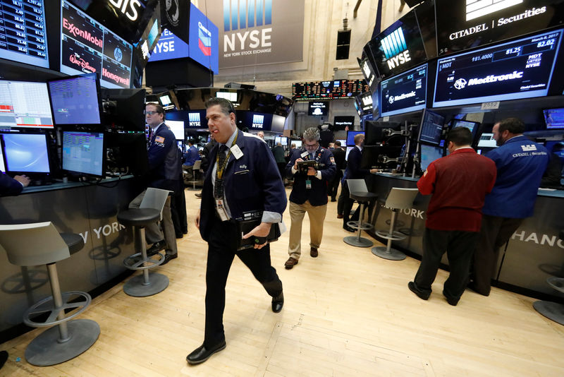 © Reuters. Traders work on the floor of the NYSE in New York