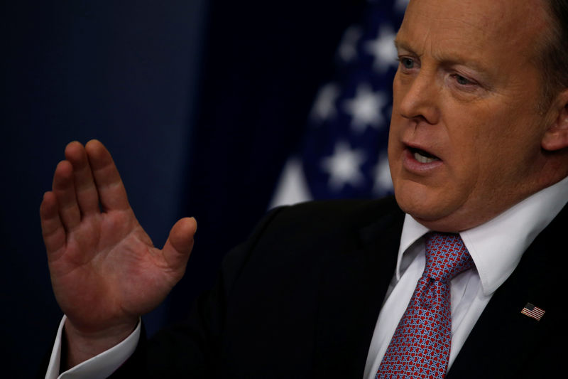 © Reuters. Spicer holds the daily press briefing at the White House in Washington